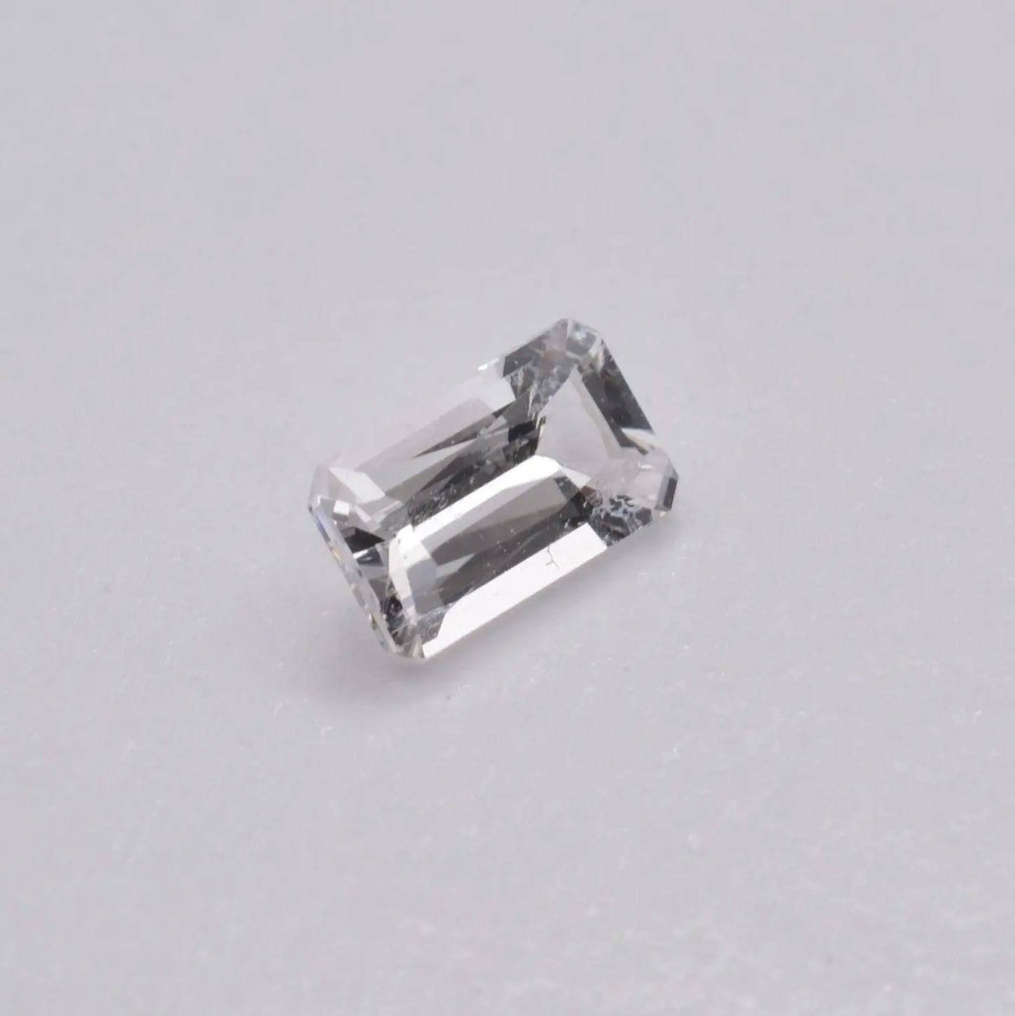 Danburite 0,78ct - pierre précieuse - gemme