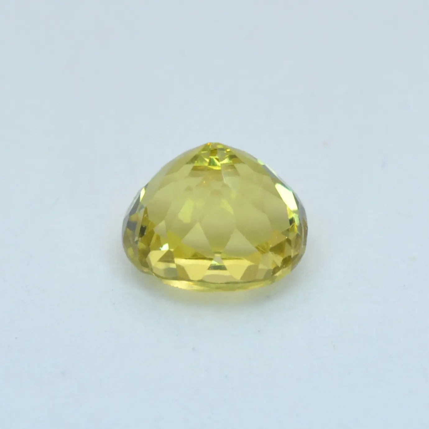 Pierre taillée Grenat du Mali Jaune Ovale 0,71 ct