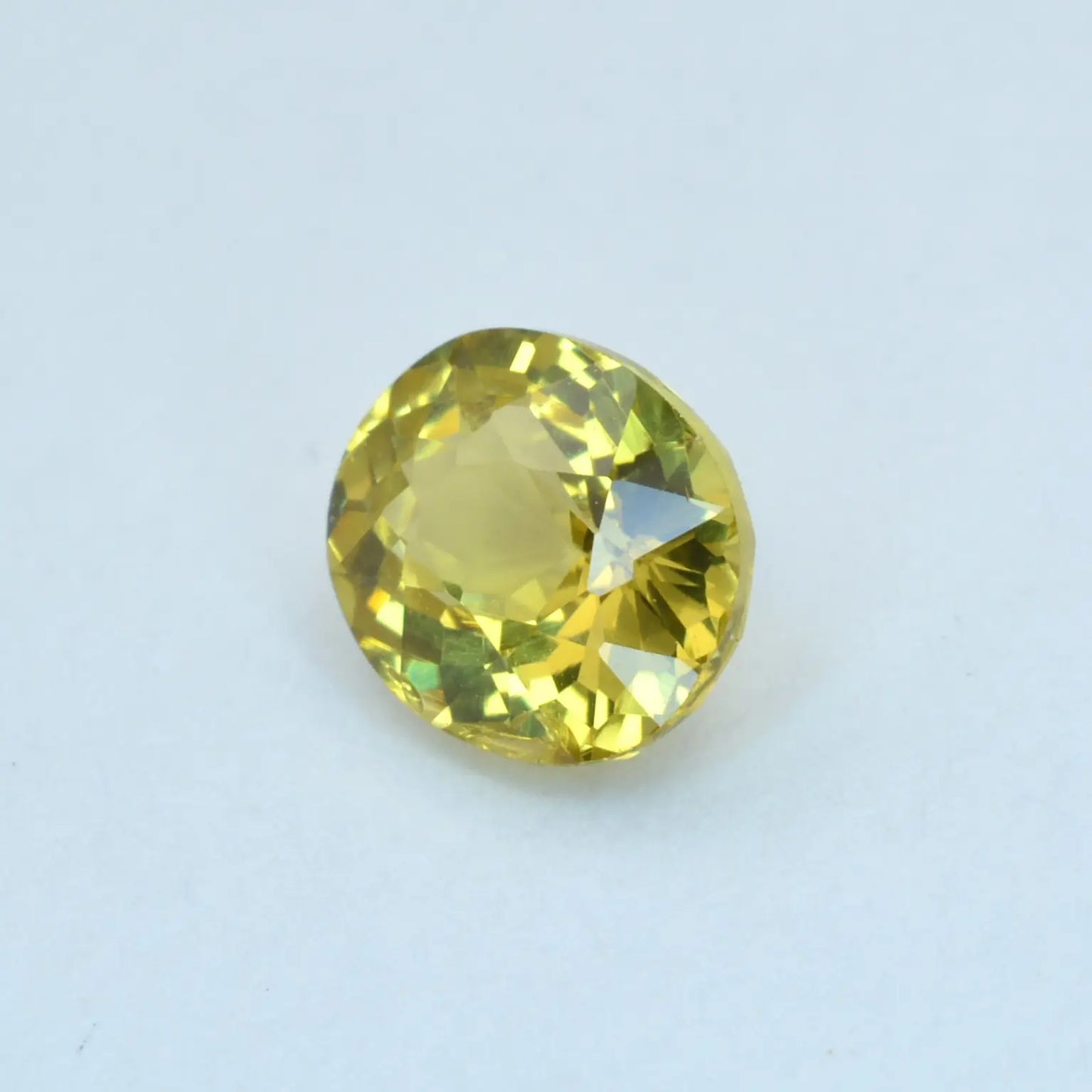 Pierre taillée Grenat du Mali Jaune Ovale 0,82 ct
