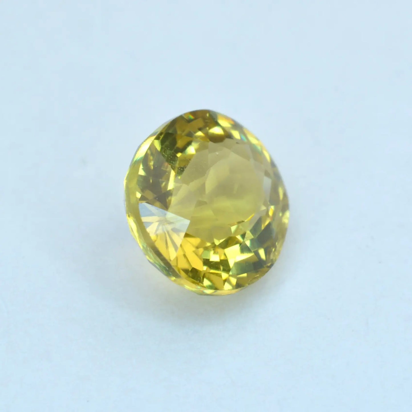 Pierre taillée Grenat du Mali Jaune Ovale 0,82 ct