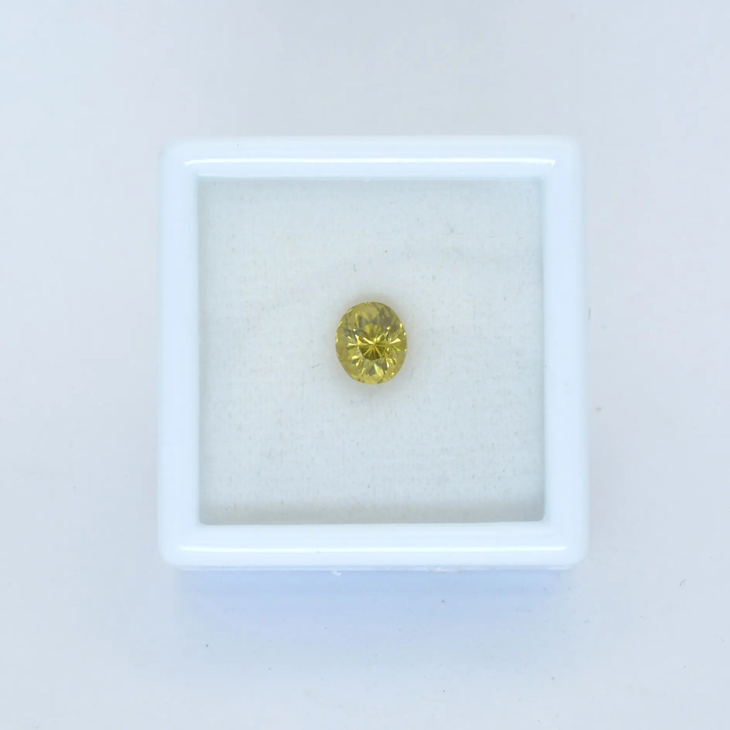 Pierre taillée Grenat du Mali Jaune Ovale 0,84 ct