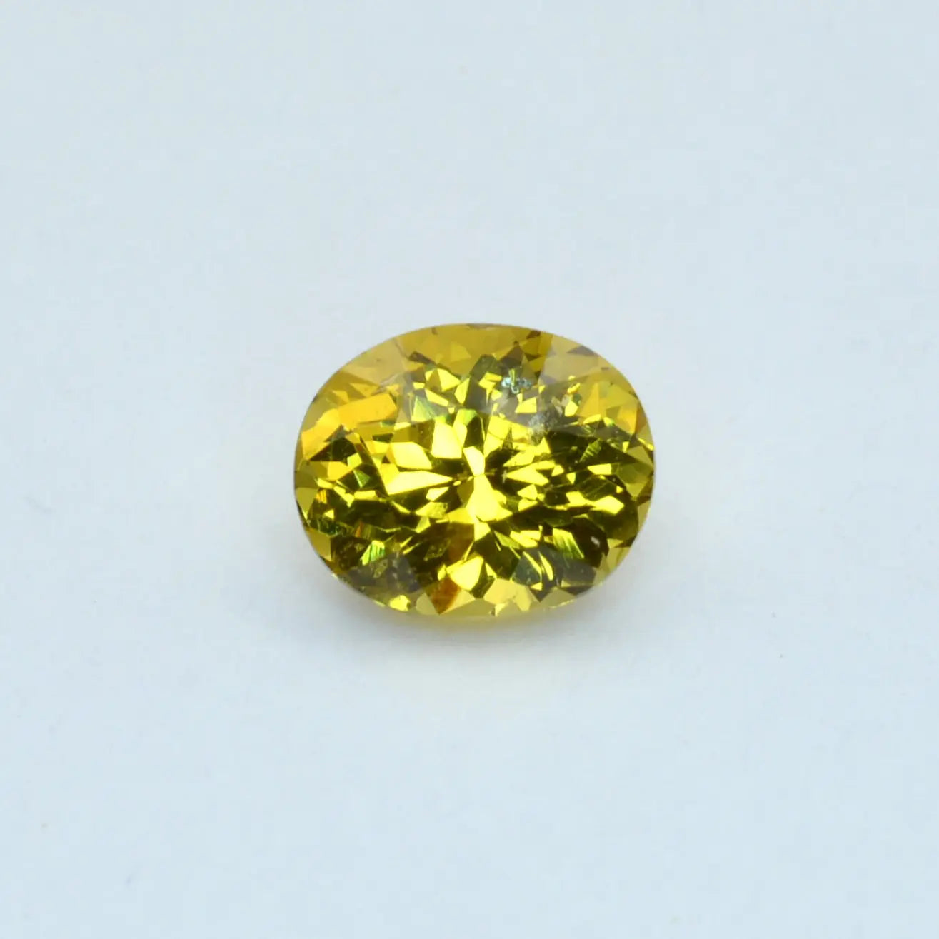 Pierre taillée Grenat du Mali Jaune Ovale 0,88 ct