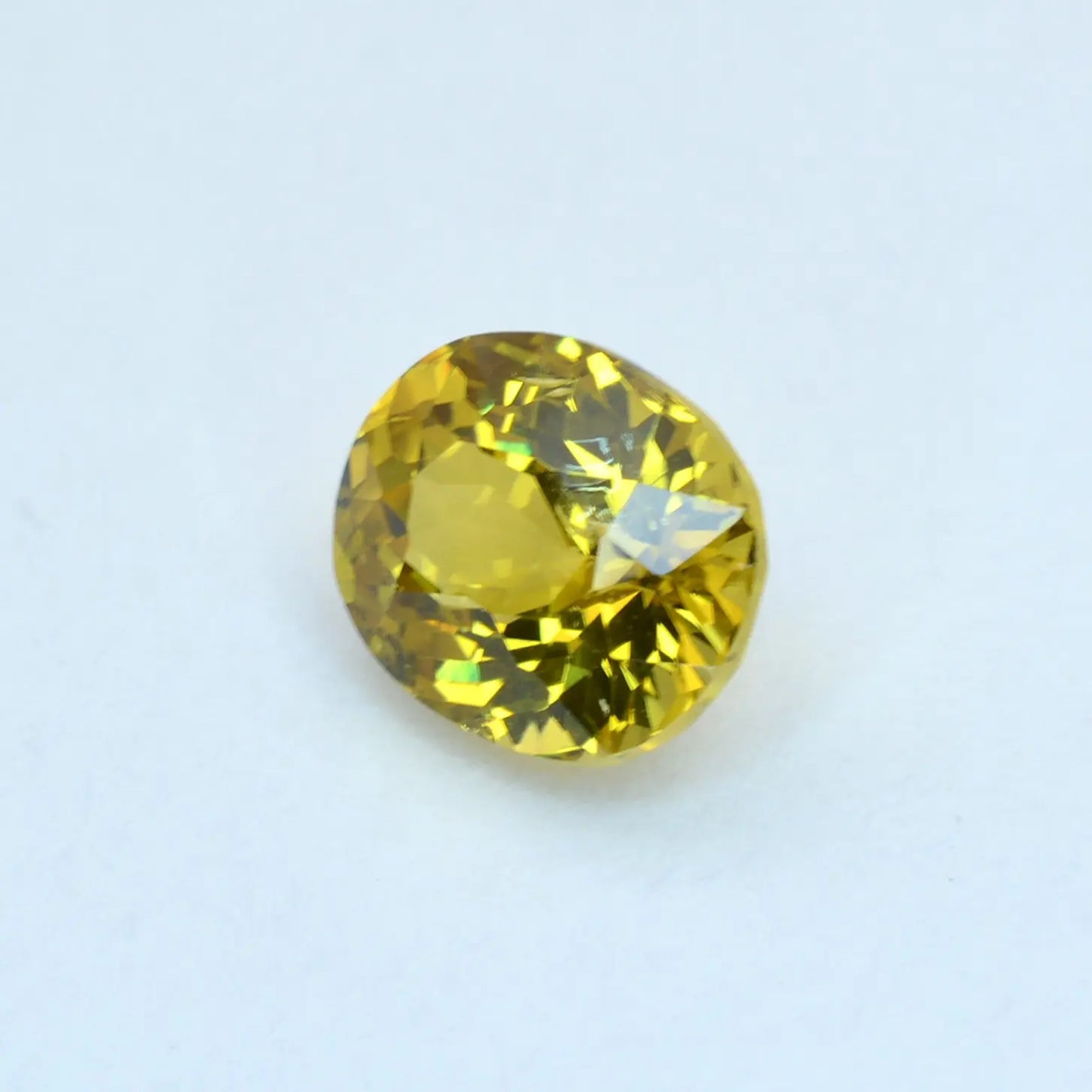 Pierre taillée Grenat du Mali Jaune Ovale 0,88 ct
