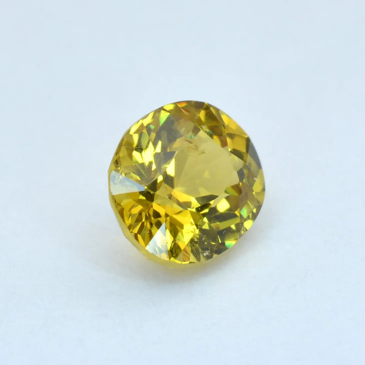 Pierre taillée Grenat du Mali Jaune Ovale 0,88 ct