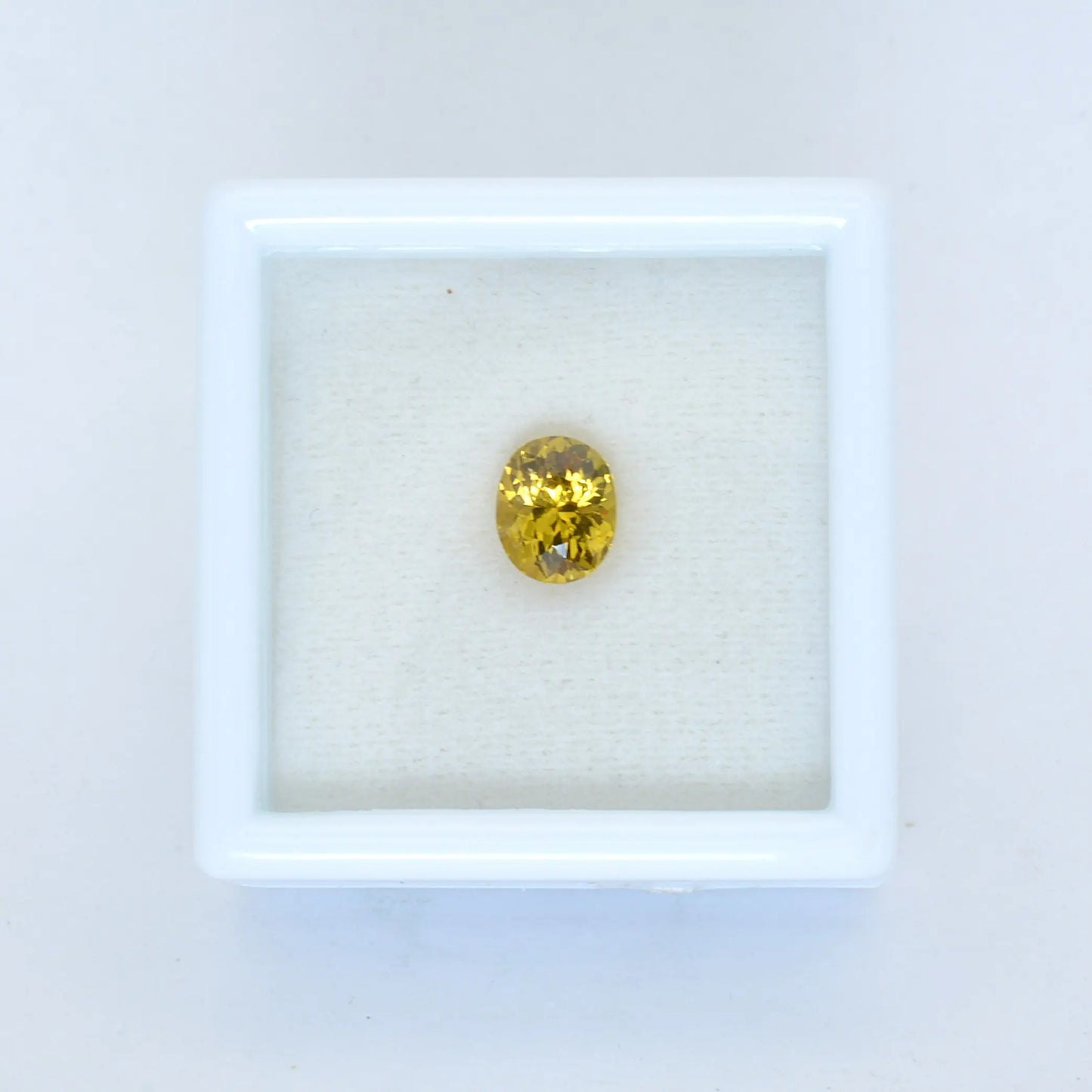 Pierre taillée Grenat du Mali Jaune Ovale 0,88 ct