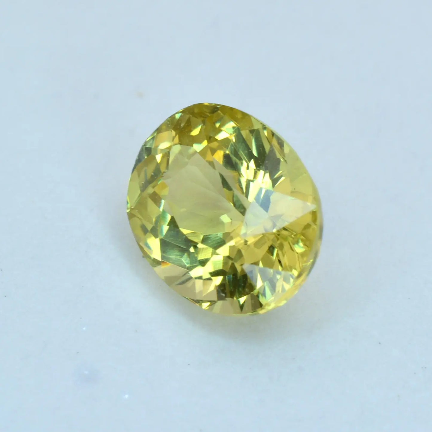 Pierre taillée Grenat du Mali Jaune Ovale 0,98 ct