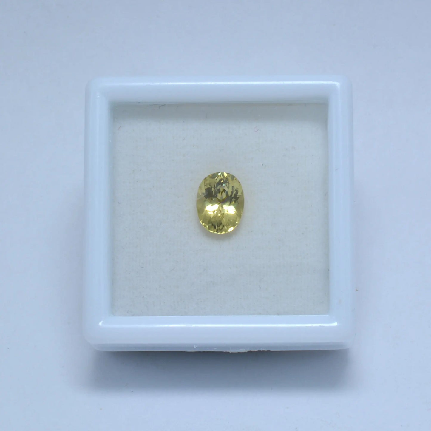 Pierre taillée Grenat du Mali Jaune Ovale 0,98 ct