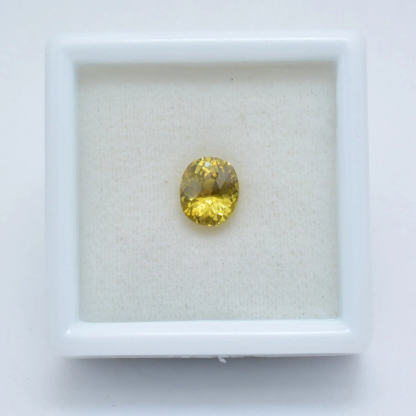 Pierre taillée Grenat du Mali Jaune Ovale 1,04 ct