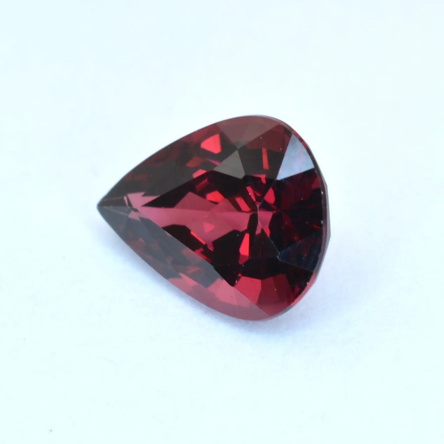 pierre taillée Grenat Rhodolite Poire 1,78ct