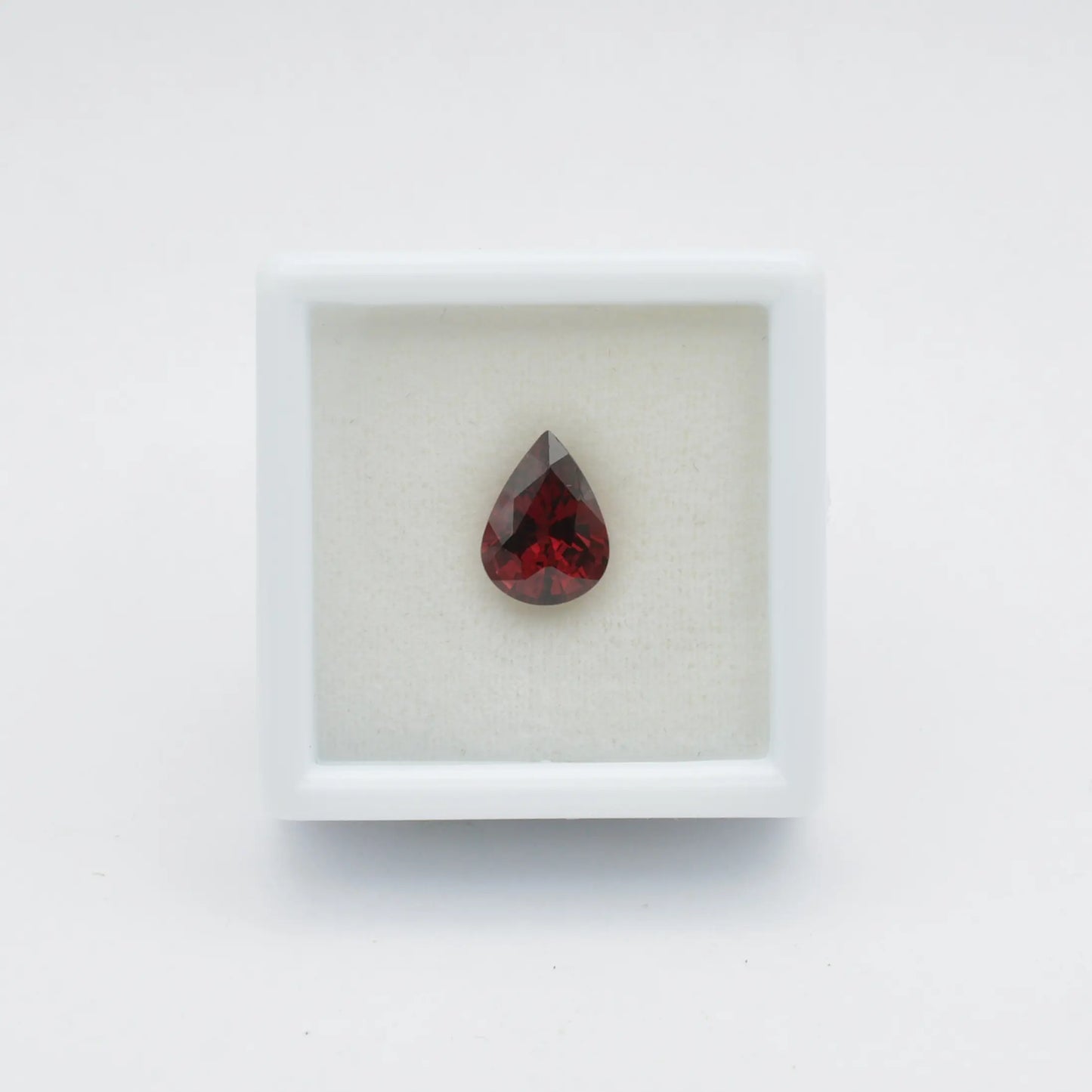 pierre taillée Grenat Rhodolite Poire 1,78ct