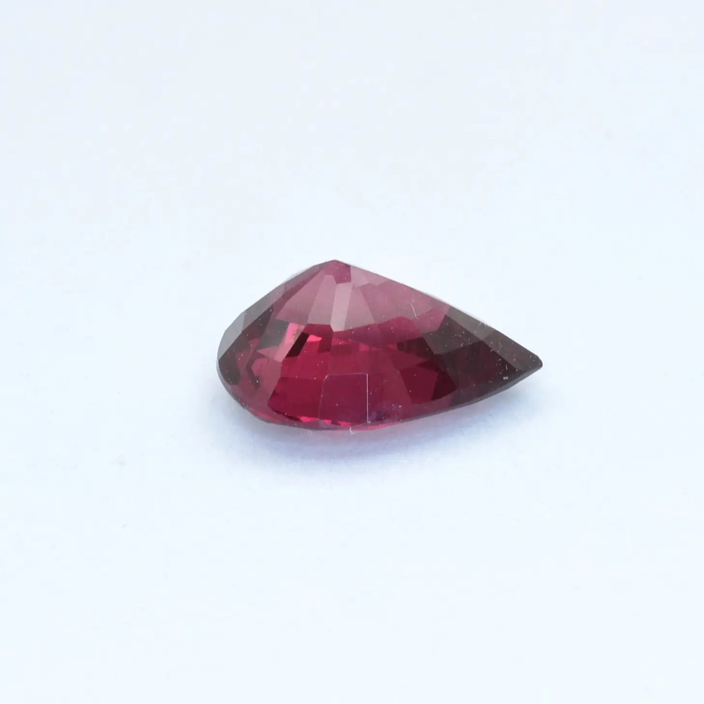 pierre taillée Grenat Rhodolite Poire 1,80ct