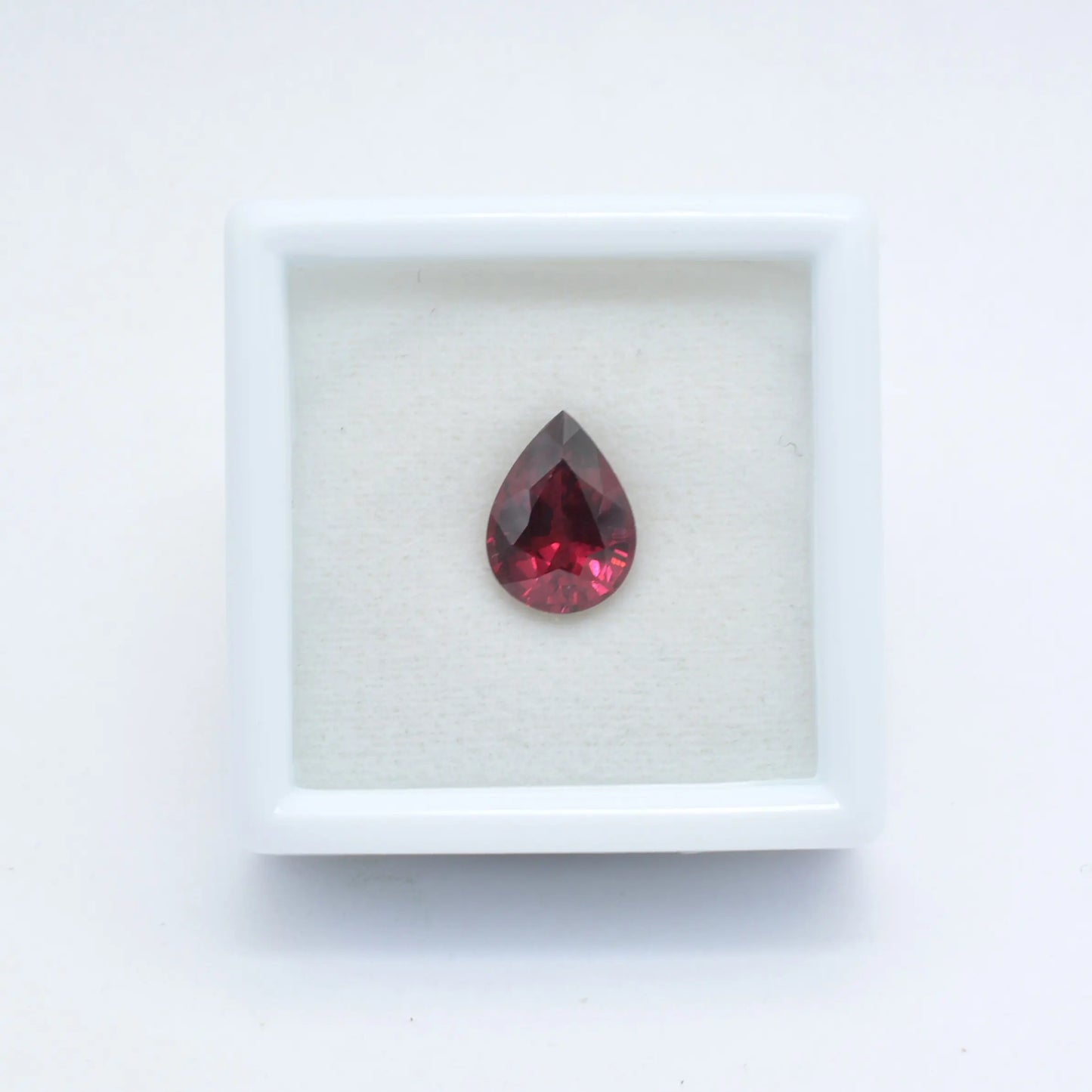 pierre taillée Grenat Rhodolite Poire 1,80ct