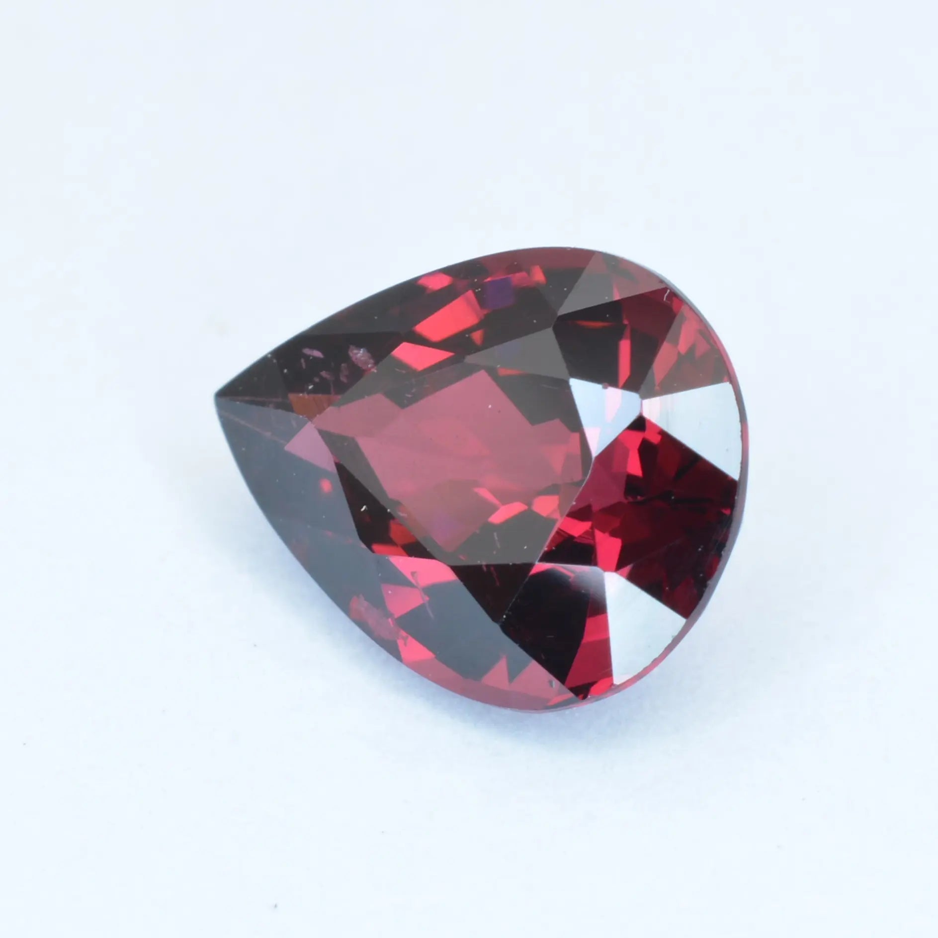 pierre taillée Grenat Rhodolite Poire 1,88ct
