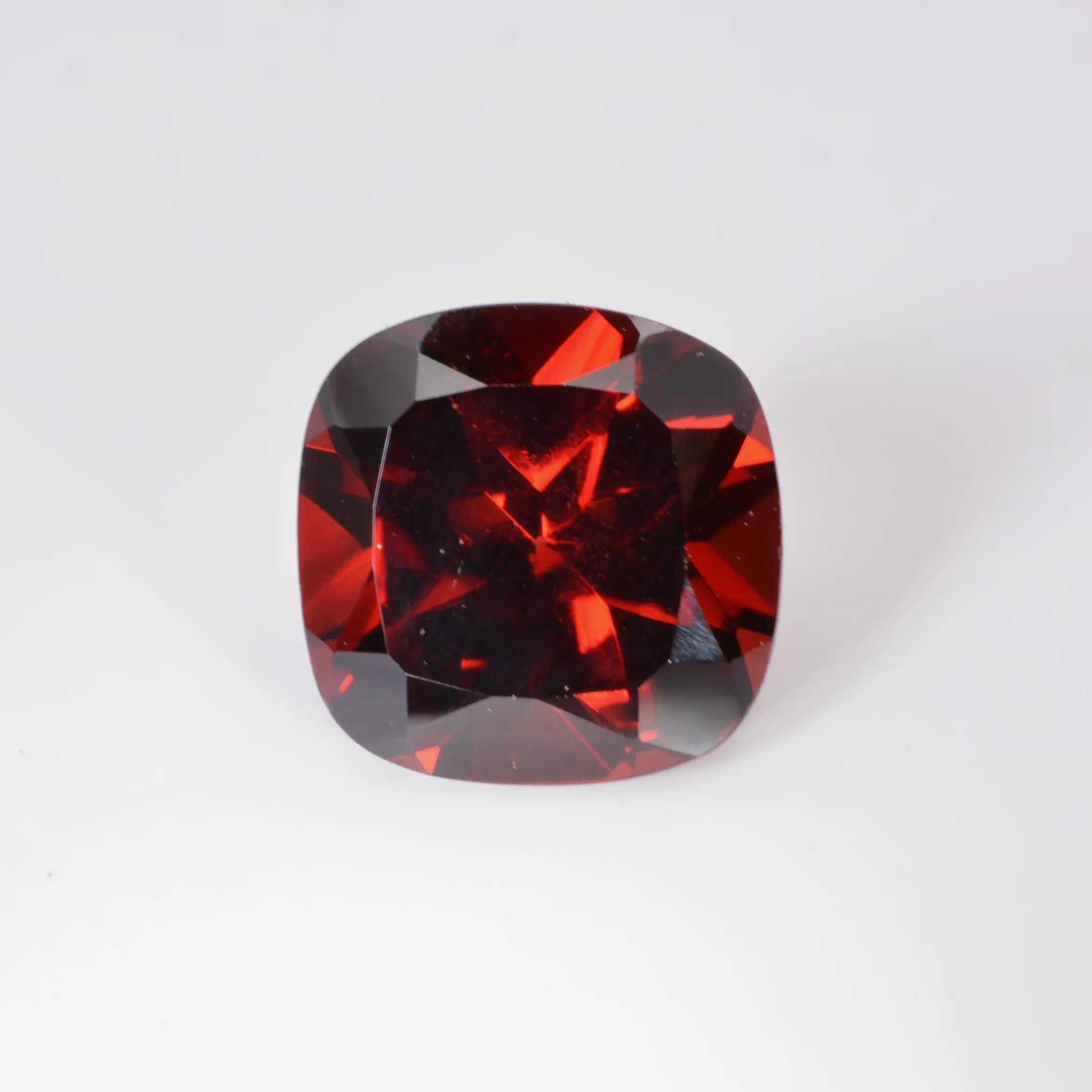 Grenat de couleur rouge naturel avec spécimen combiné de quartz Grenat de couleur rouge naturel avec spécimen combiné de quartz