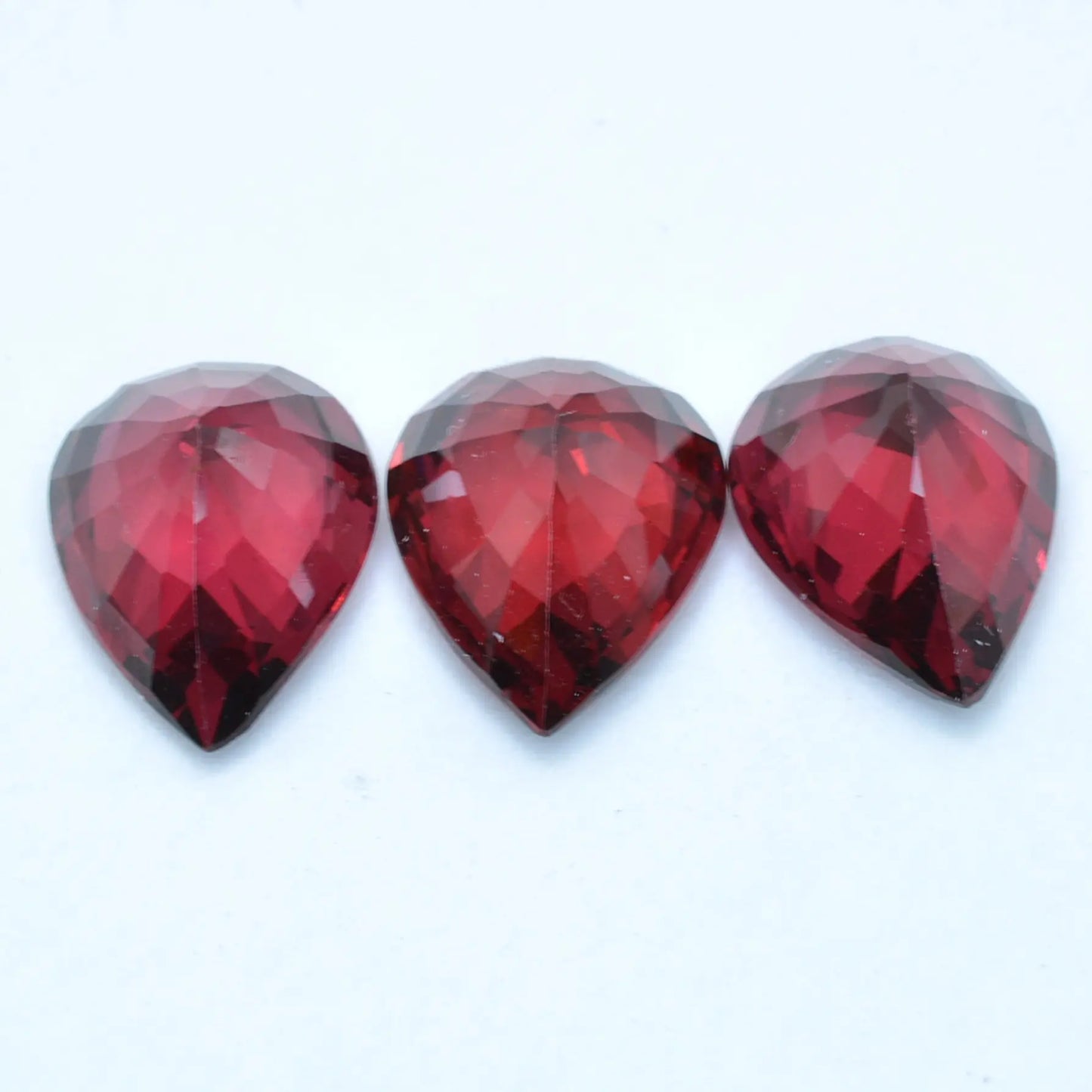 pierre taillée Lot de 3 Grenat Rhodolite Poire 5,48ct