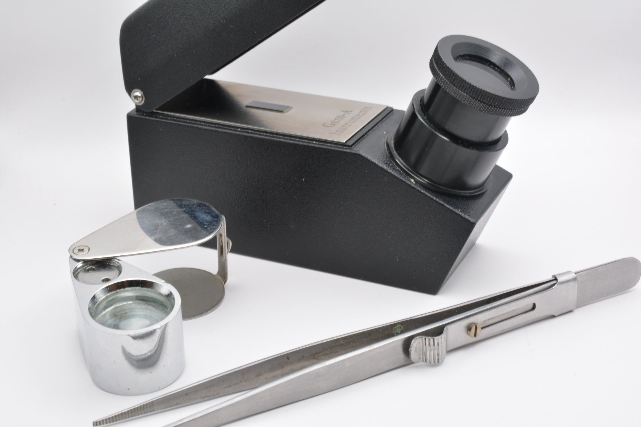 Outils de gemmologie: refractomètre -loupe de bijoutier - brucelle