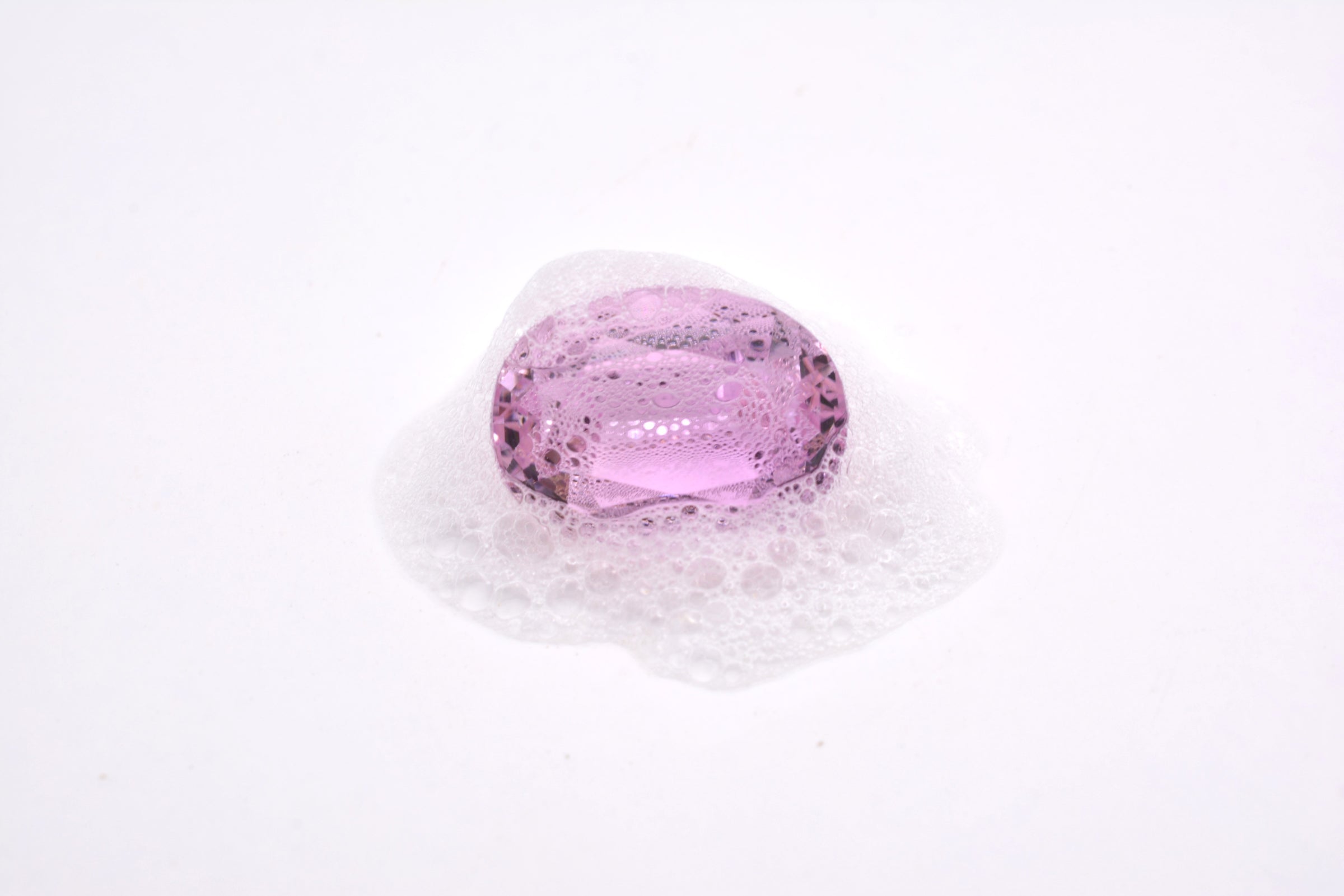 Pierre taillée rose dans mousse de savon