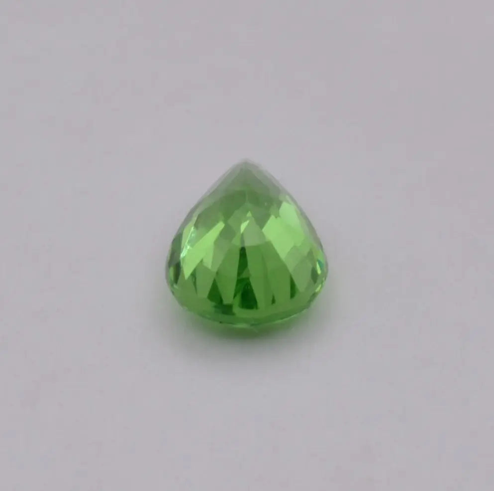Pierre taillée Grenat Tsavorite Poire Vert 0,77ct