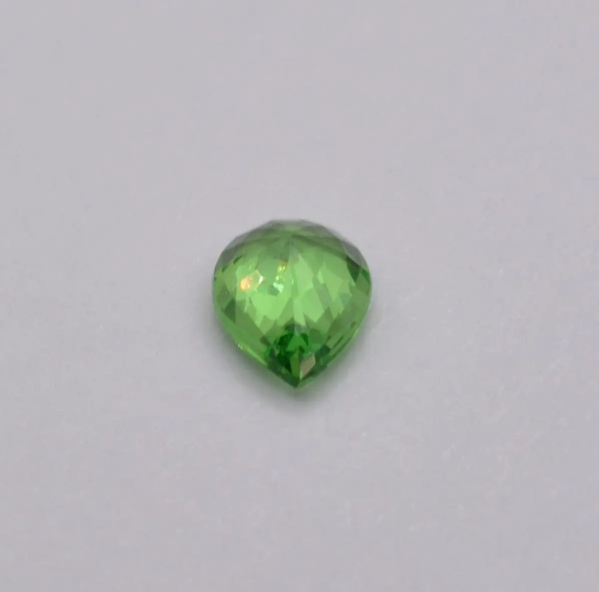 Pierre taillée Grenat Tsavorite Poire Vert 0,54ct
