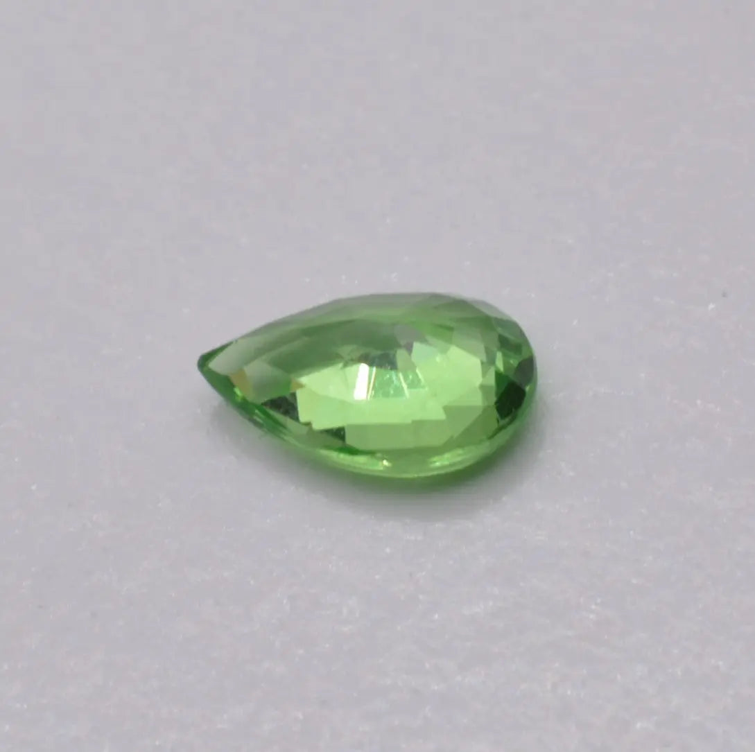 Pierre taillée Grenat Tsavorite Poire Vert 0,55ct