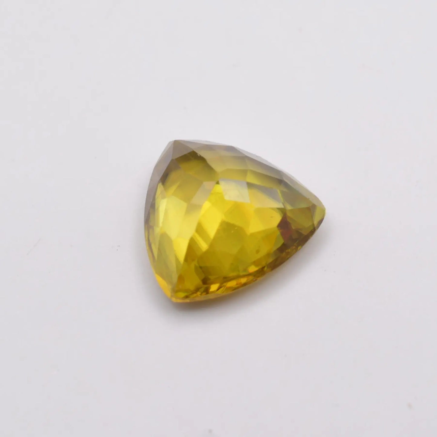 Pierre taillée Sphène ou Titanite Trillion 1,40ct