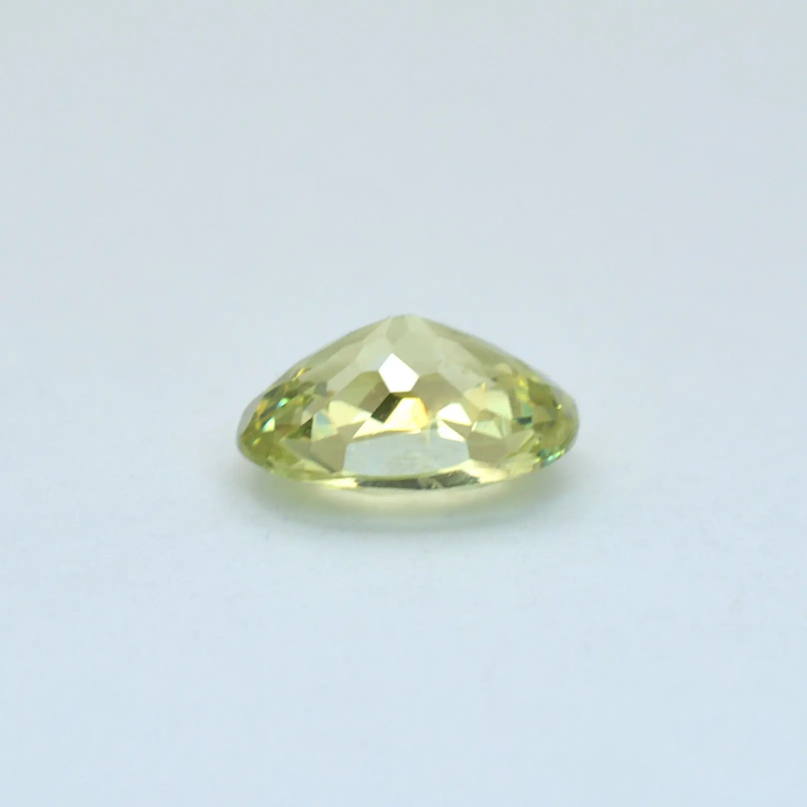 Pierre taillée Grenat du Mali Jaune Ovale 0,69ct