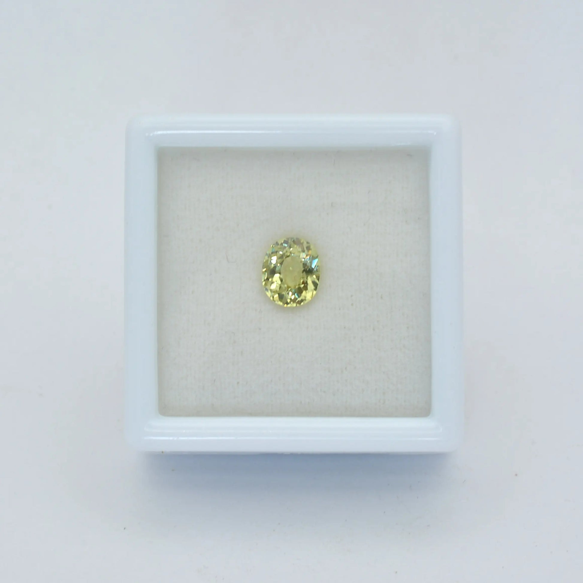 Pierre taillée Grenat du Mali Jaune Ovale 0,69ct