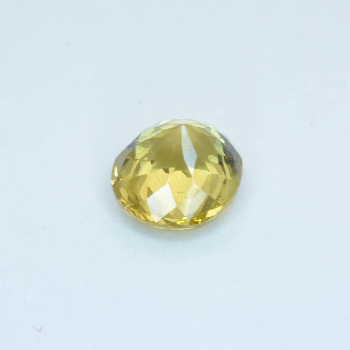 Pierre taillée Grenat du Mali Jaune Ovale 0,81 ct