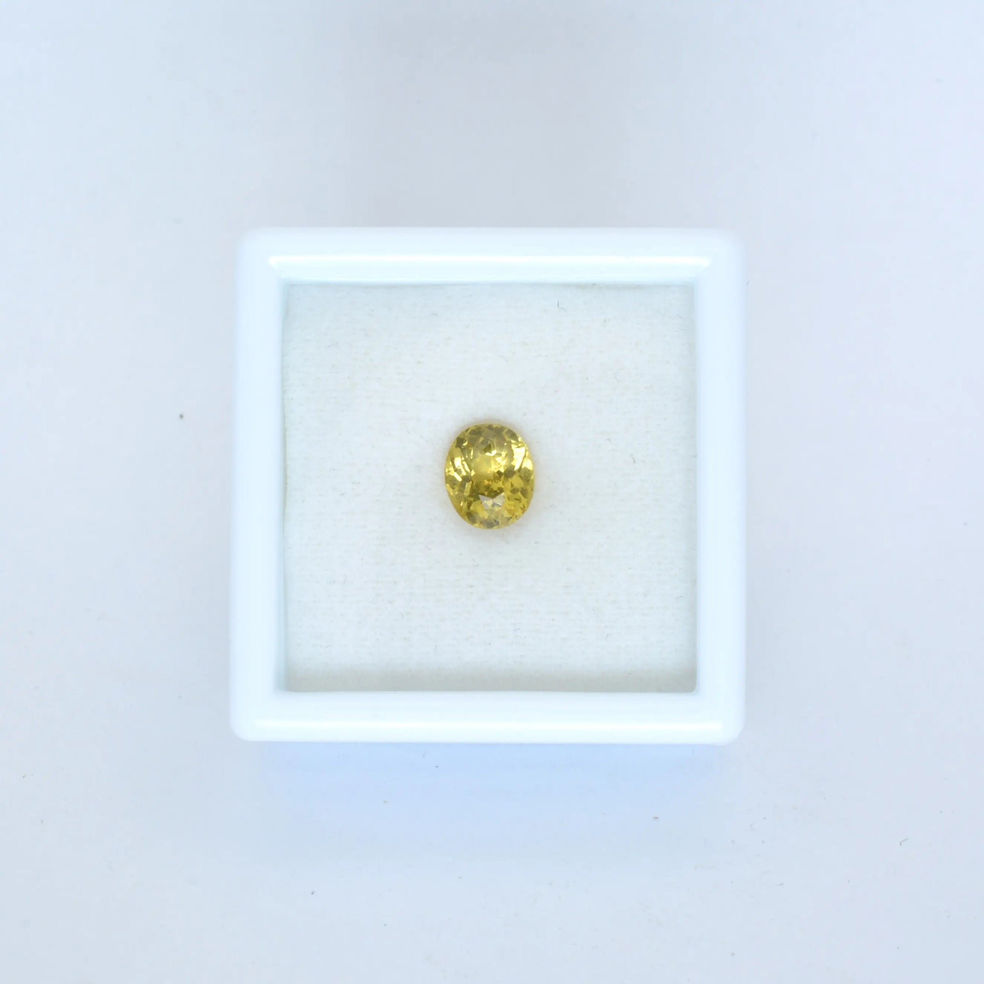 Pierre taillée Grenat du Mali Jaune Ovale 0,82 ct