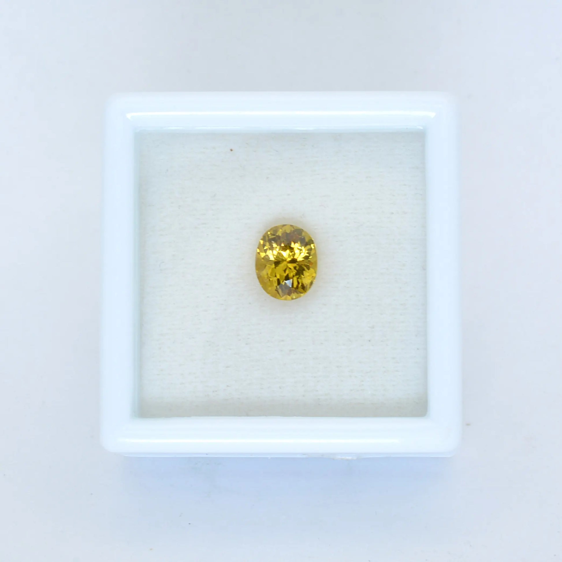 Pierre taillée Grenat du Mali Jaune Ovale 0,88 ct