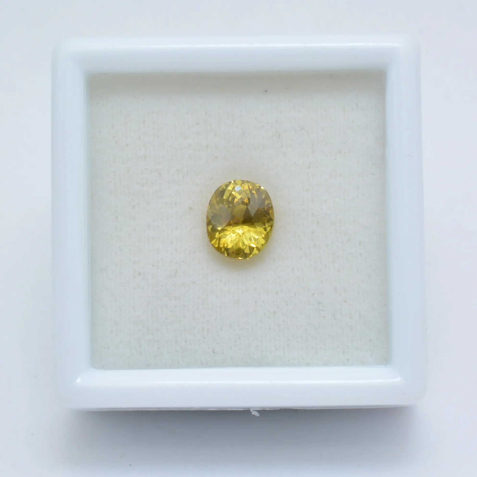 Pierre taillée Grenat du Mali Jaune Ovale 1,04 ct