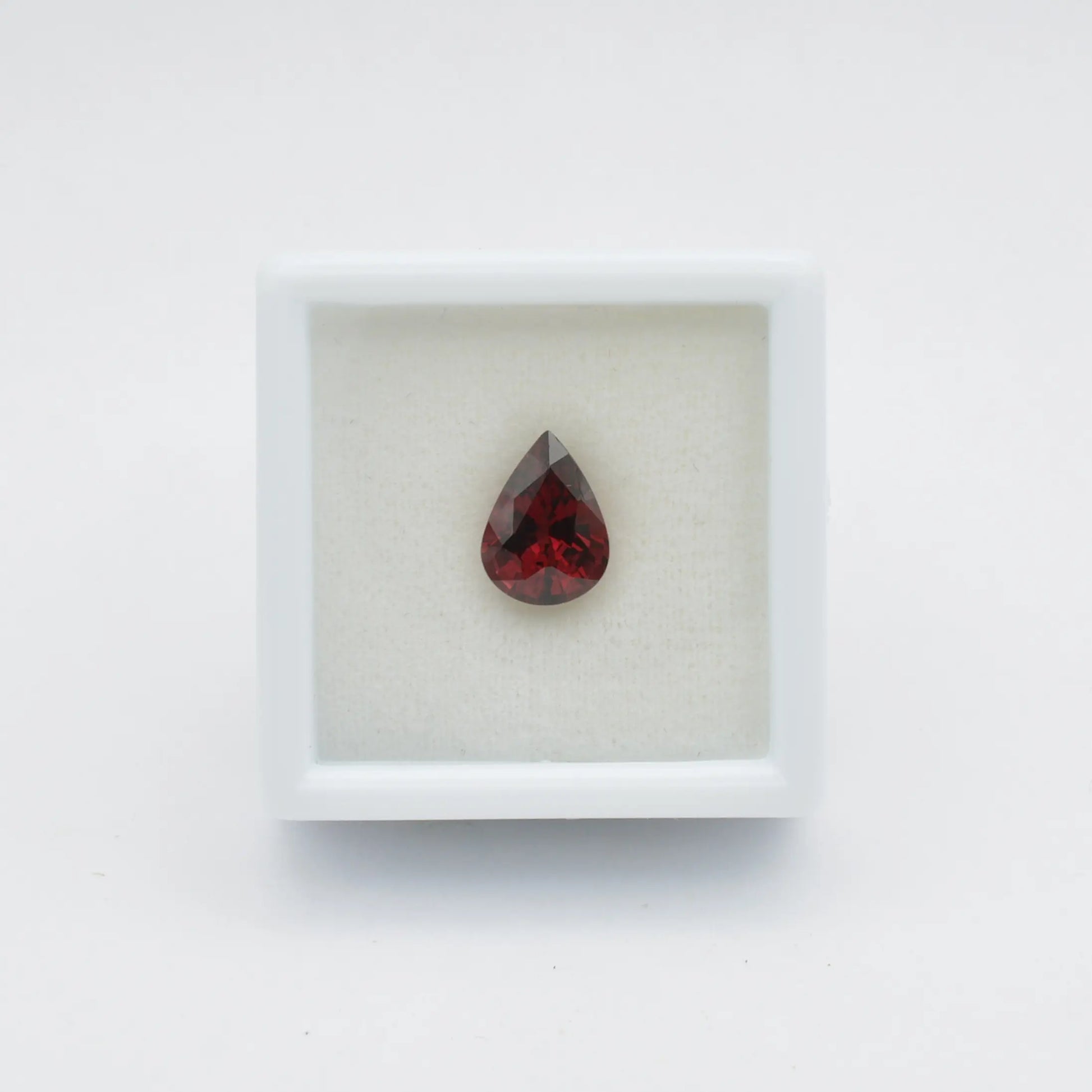 pierre taillée Grenat Rhodolite Poire 1,78ct