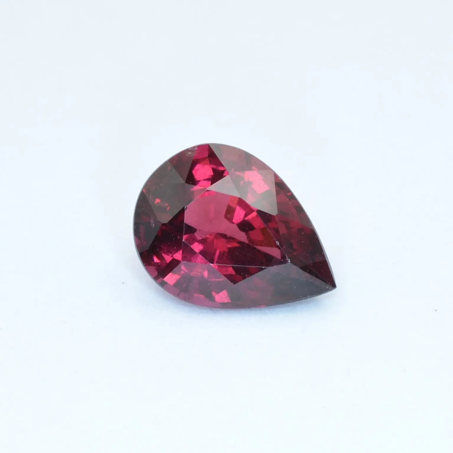 pierre taillée Grenat Rhodolite Poire 1,80ct