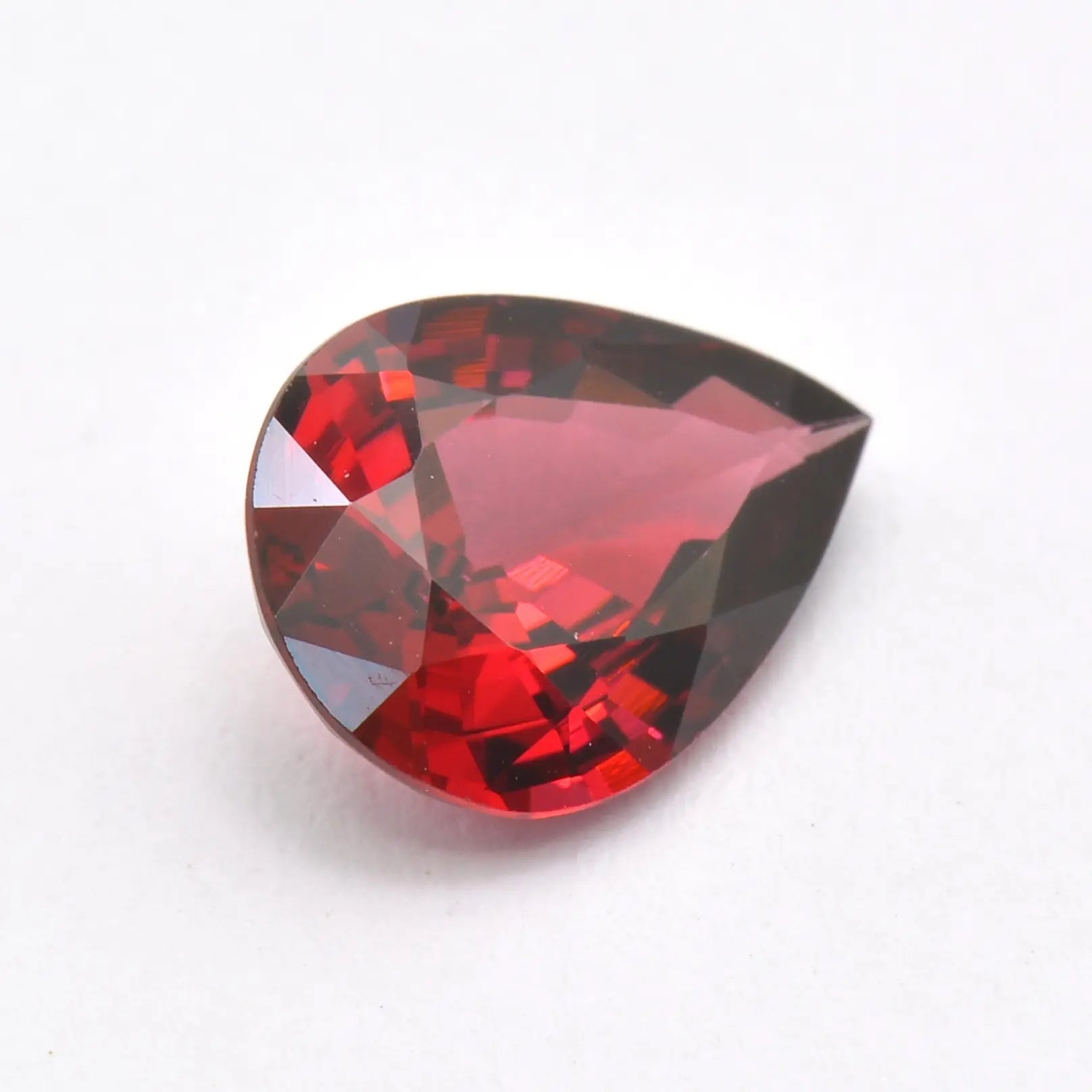 Pierre taillée Grenat Rhodolite Poire 1,53ct 