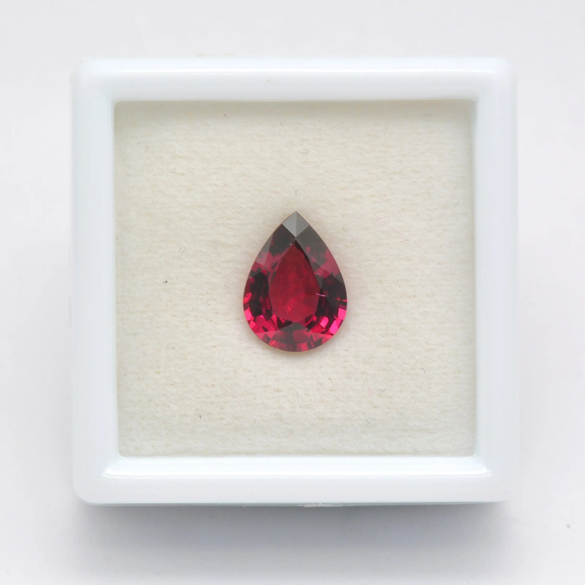 Pierre taillée Grenat Rhodolite Poire 1,53ct 