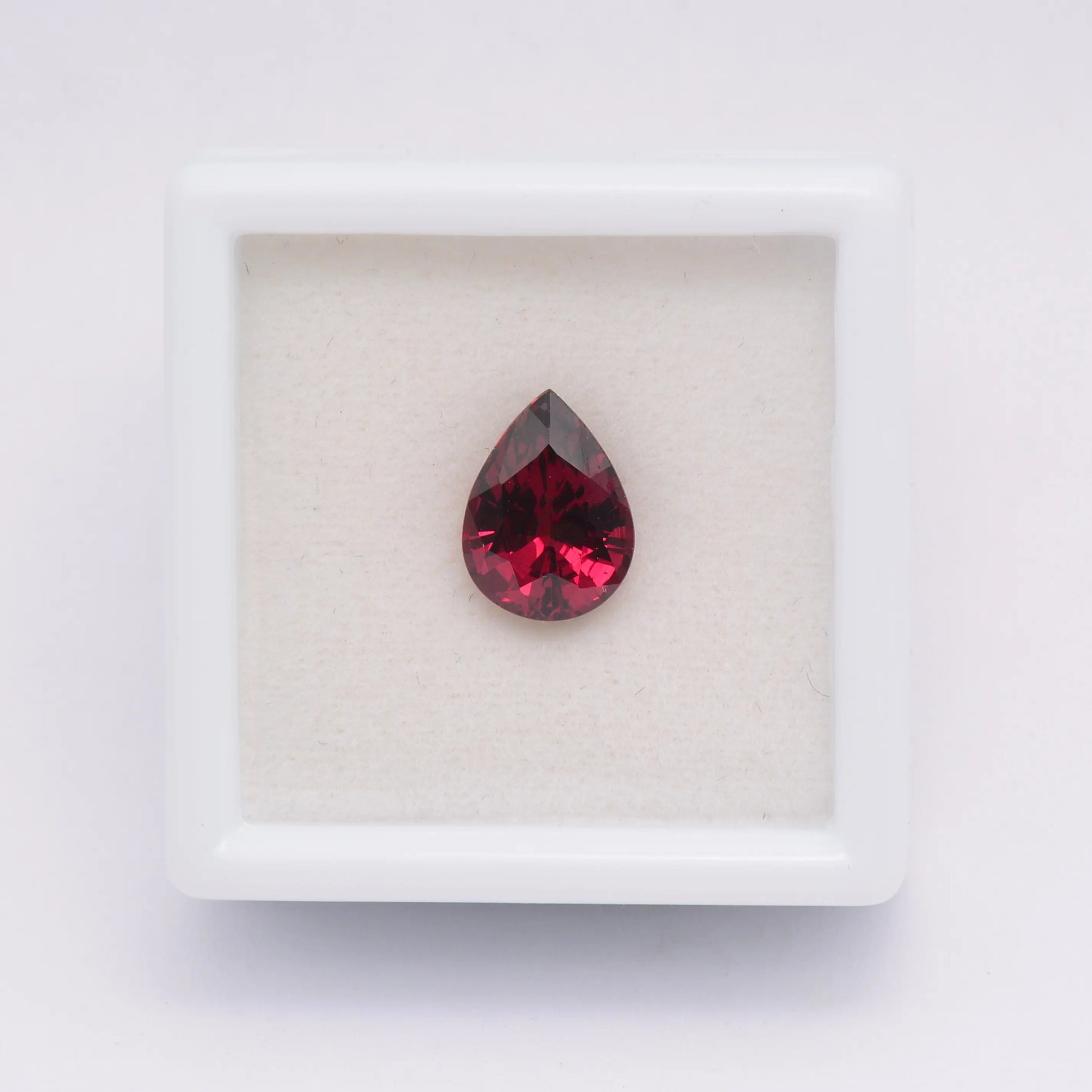 Pierre taillée Grenat Rhodolite Poire 1,96 ct 