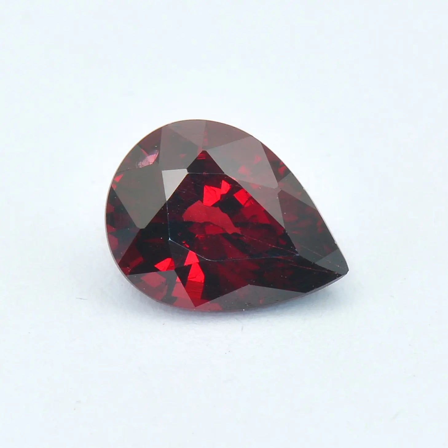 Pierre taillée Grenat Rouge Poire 1,97ct 