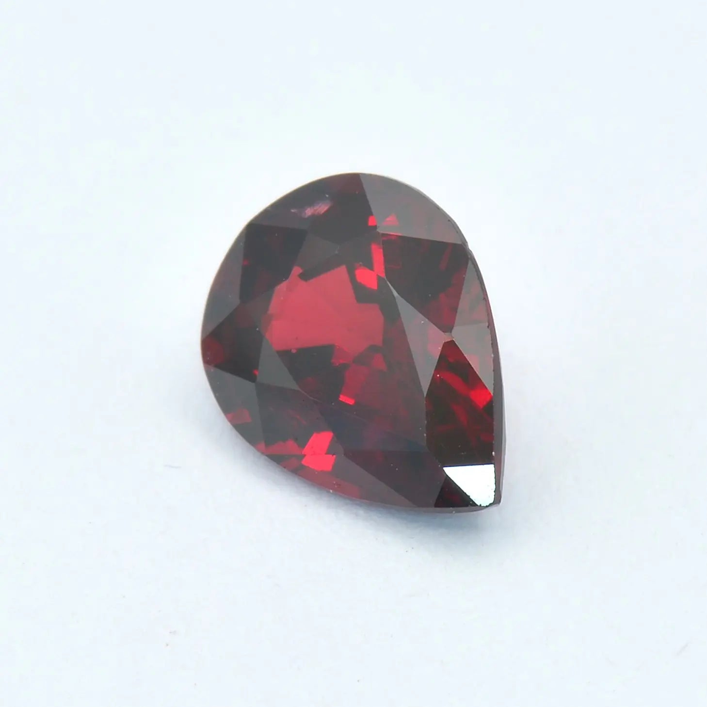 Pierre taillée Grenat Rouge Poire 1,97ct 