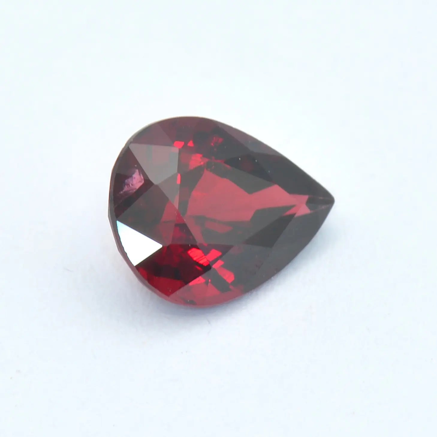 Pierre taillée Grenat Rouge Poire 1,97ct 