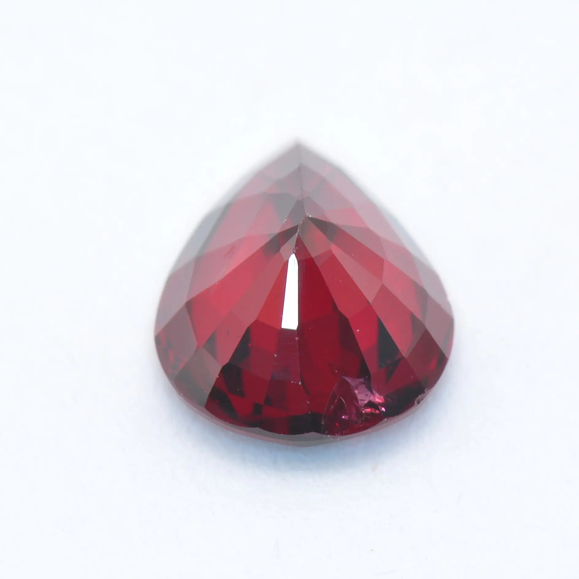Pierre taillée Grenat Rouge Poire 1,97ct 