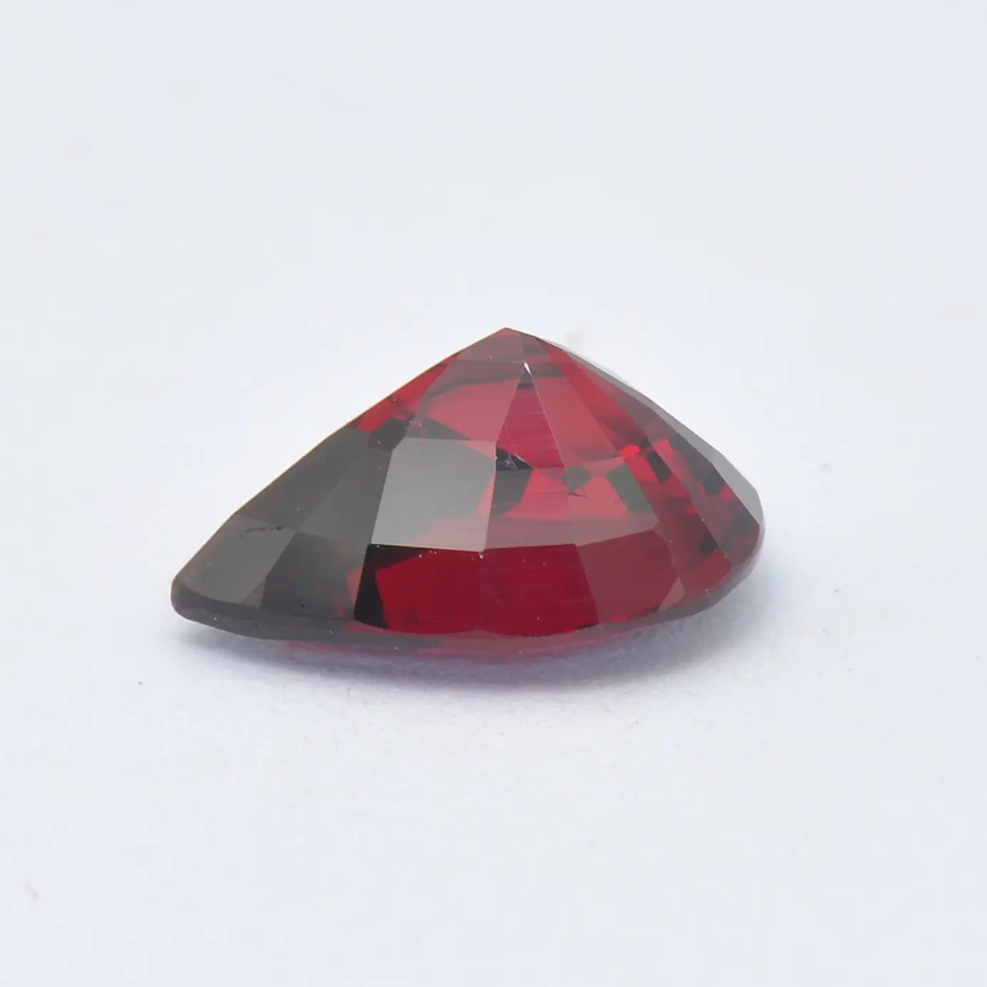 Pierre taillée Grenat Rouge Poire 1,97ct 