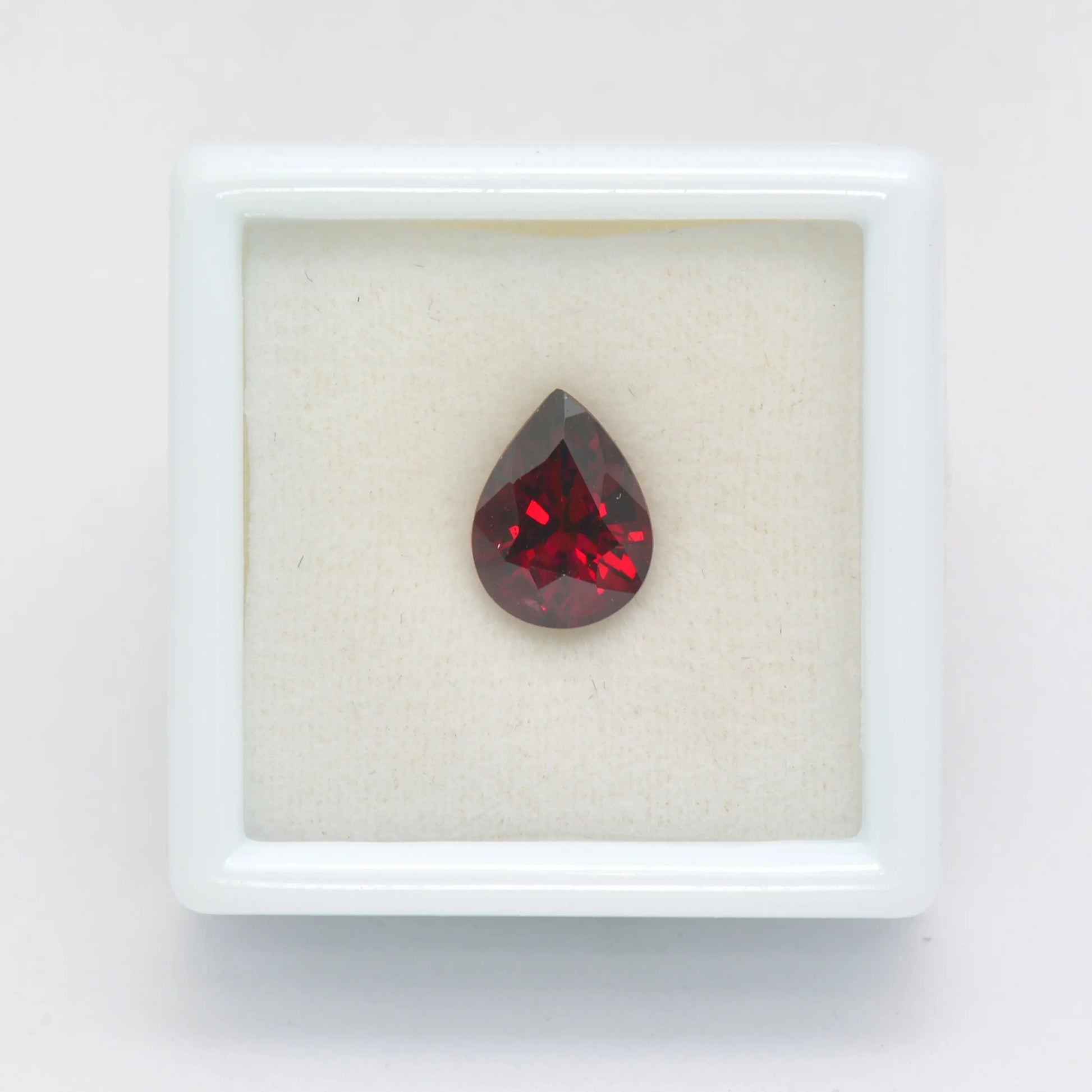 Pierre taillée Grenat Rouge Poire 1,97ct 