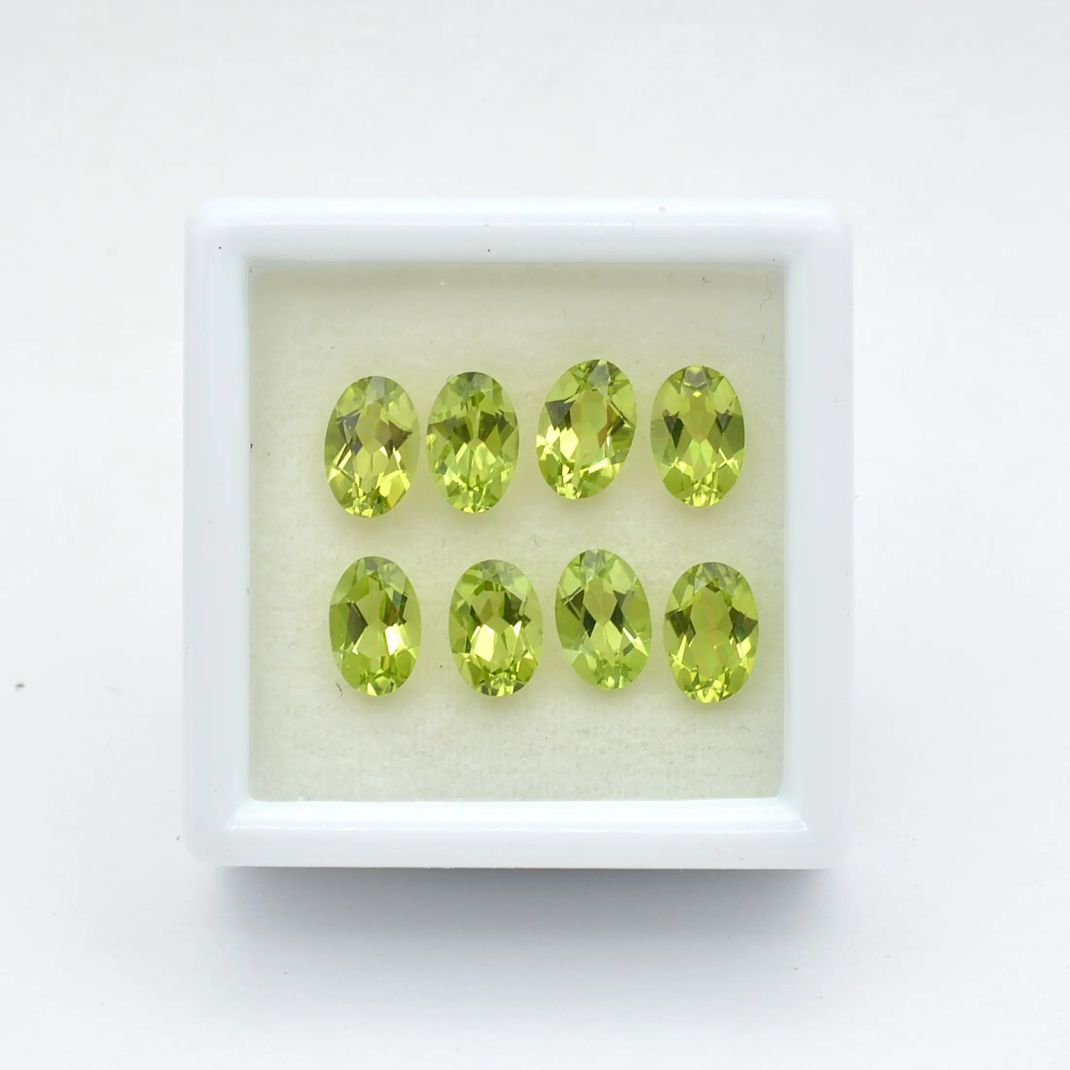 Pierre taillée Lot Péridots Ovales 6x4-4ct