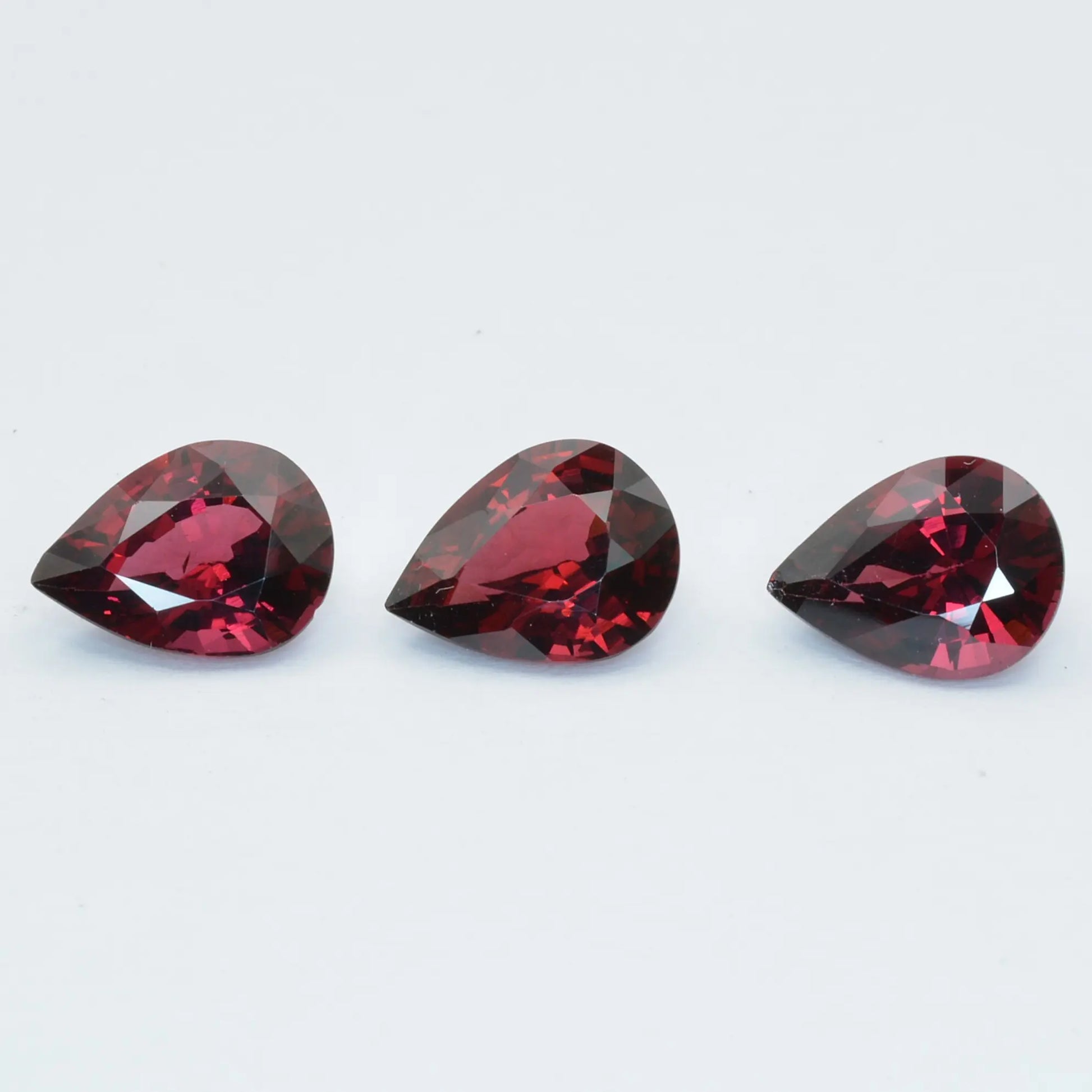 pierre taillée Lot de 3 Grenat Rhodolite Poire 5,48ct