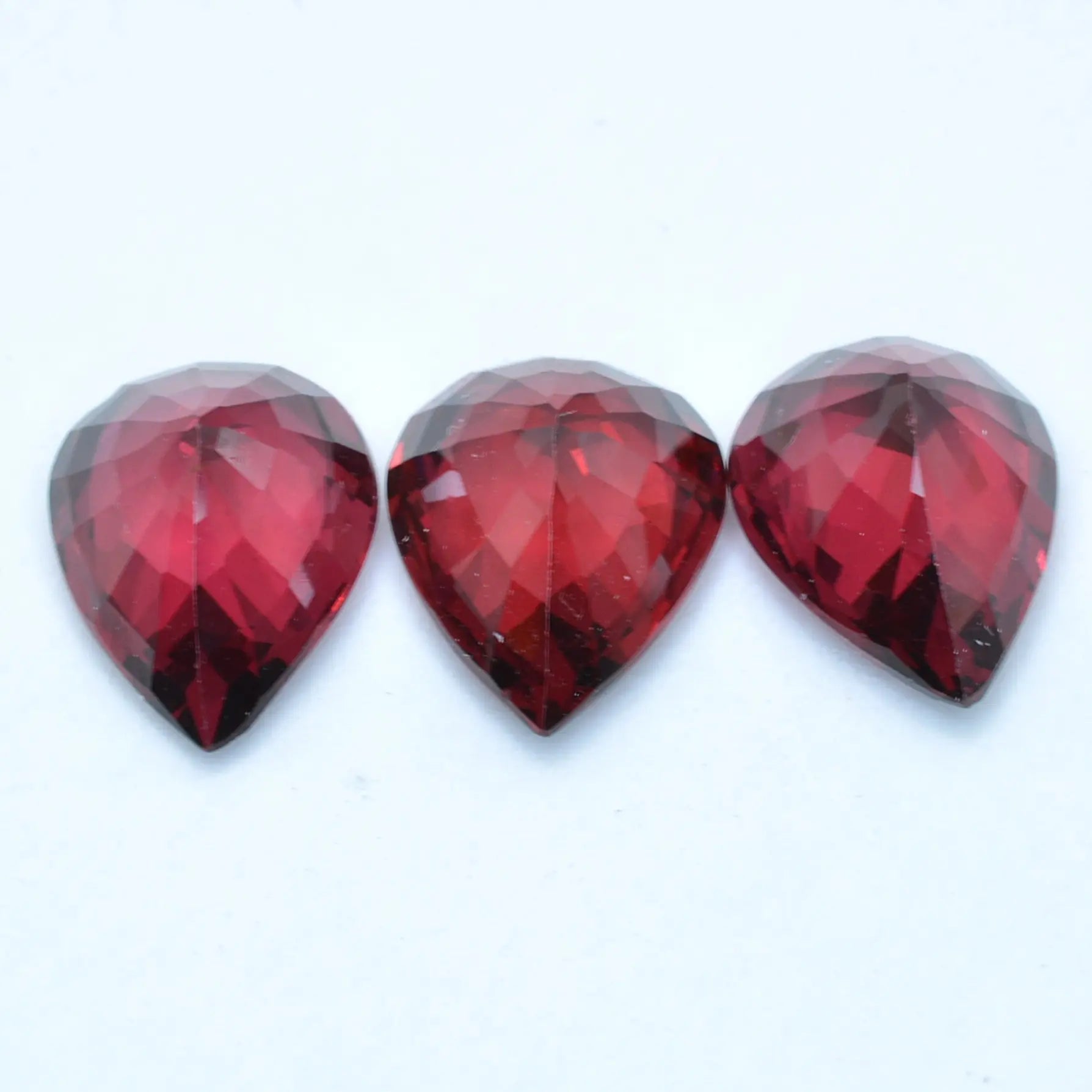 pierre taillée Lot de 3 Grenat Rhodolite Poire 5,48ct
