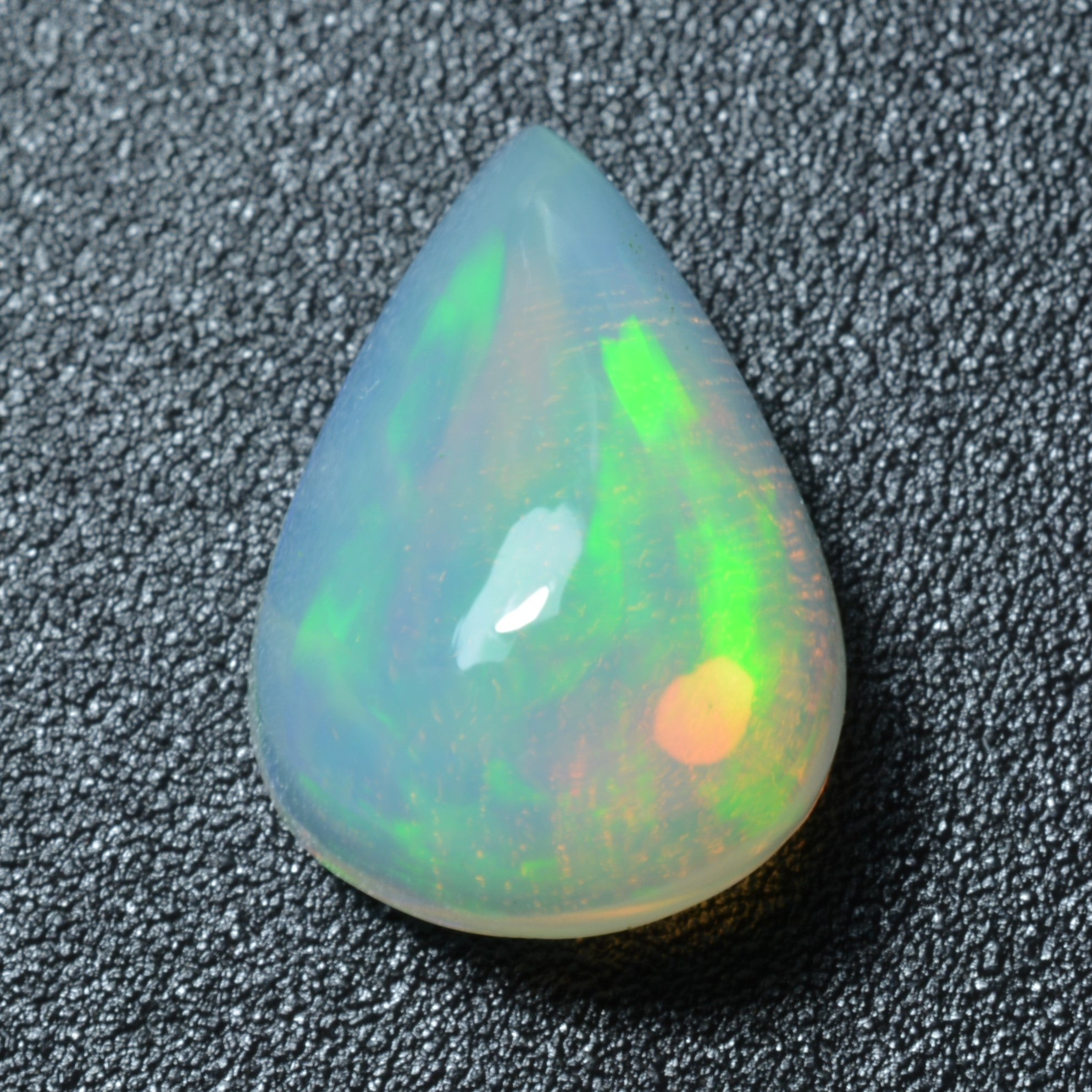 Pierre taillée Opale Cabochon Poire 2,50ct