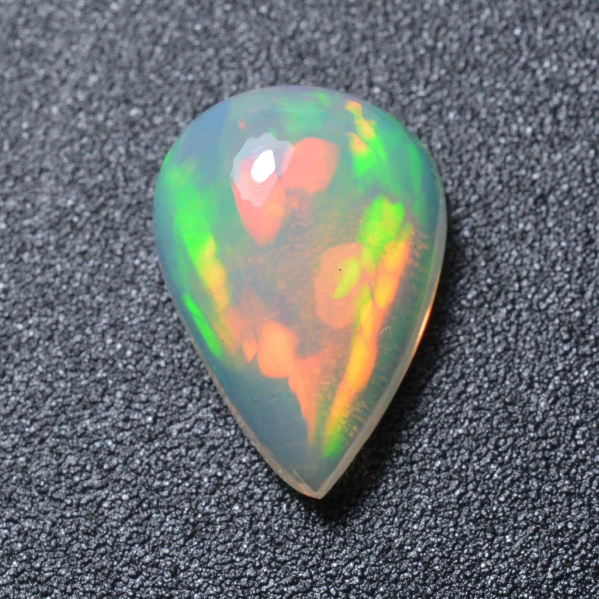 Pierre taillée Opale Cabochon Poire 2,50ct