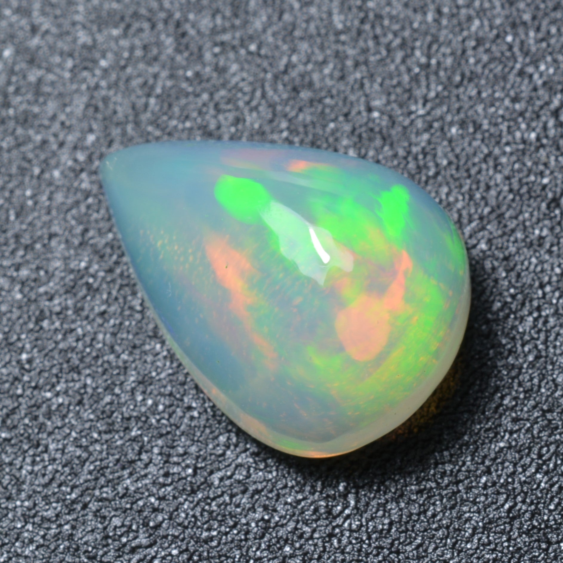 Pierre taillée Opale Cabochon Poire 2,50ct