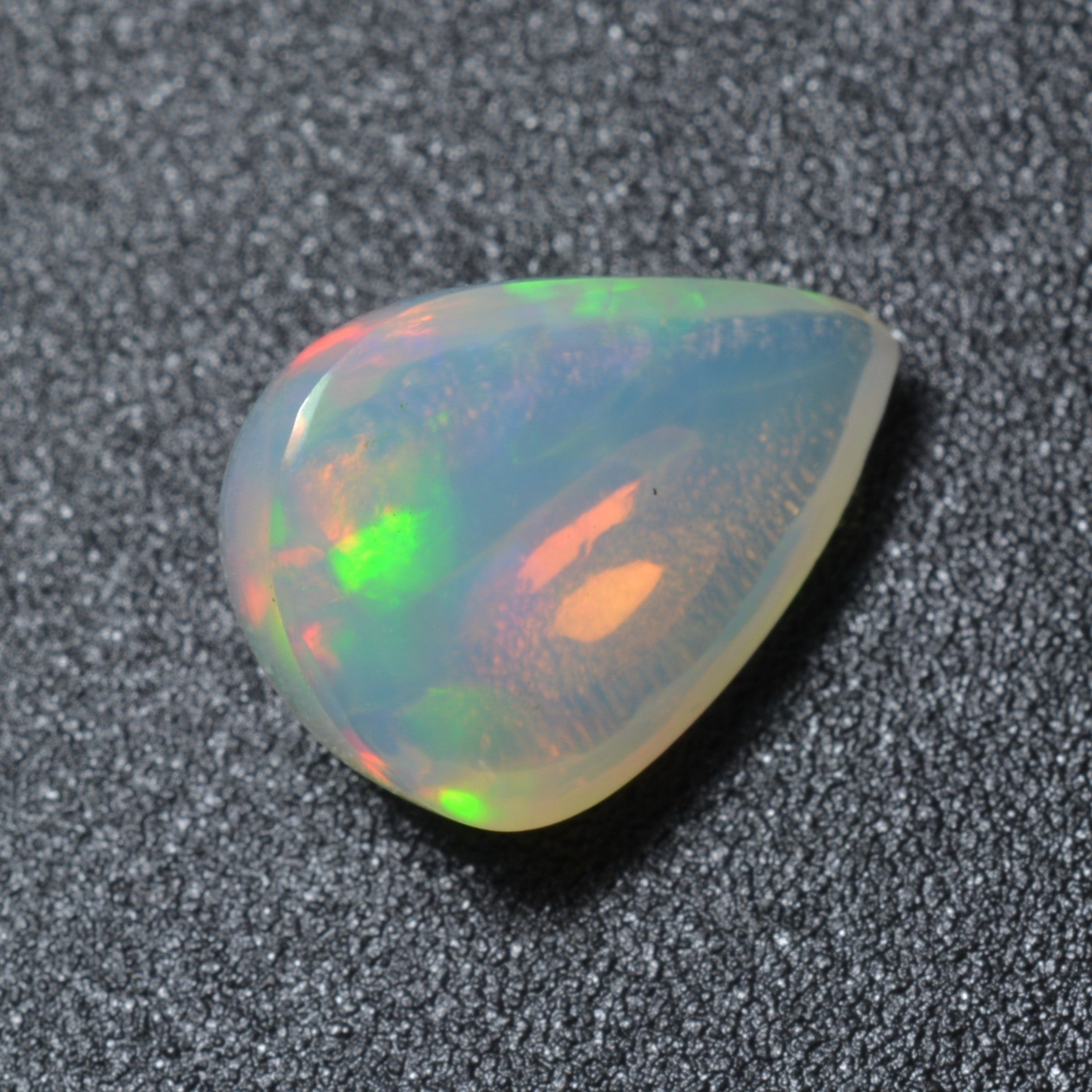 Pierre taillée Opale Cabochon Poire 2,50ct
