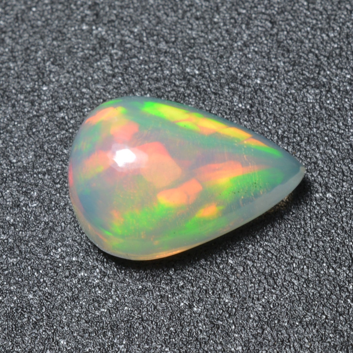 Pierre taillée Opale Cabochon Poire 2,50ct